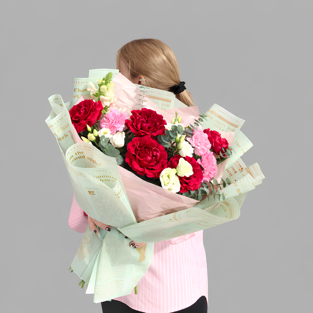 Букет из пионовидных роз, диантусов и эустомы в дизайнерской упаковке - РИМСКАЯ РОЗА фото №1