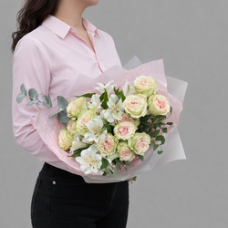 Букет из кустовых роз, альстромерий и веточек эвкалипта