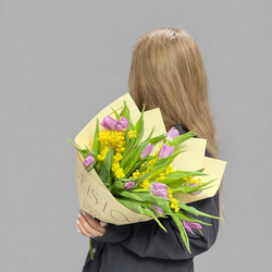 Букет из пионовидных тюльпанов и мимозы - РИМСКАЯ РОЗА фото №1