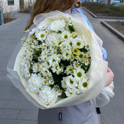 Букет из ромашек и кустовых хризантем фото №2