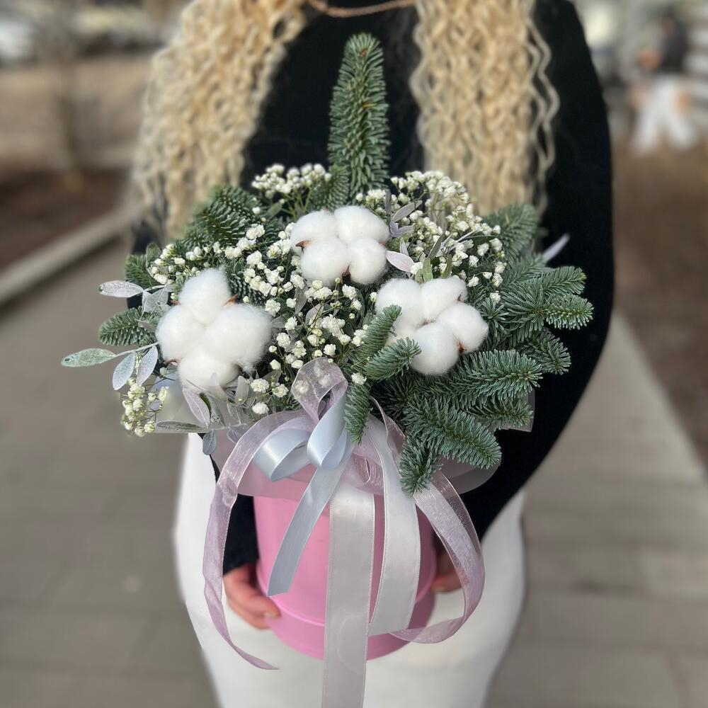 Композиция из лапника, гипсофилы и хлопка фото №1