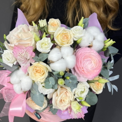 Цветы в коробке с кустовыми розами и ранункулюсом - РИМСКАЯ РОЗА фото №4