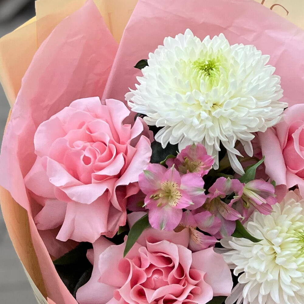 Букет из розовых роз, белых хризантем, эустомы и альстромерии - РИМСКАЯ РОЗА фото №4