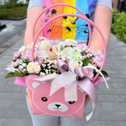 Орхидея, сантини, хризантема и гипсофила в сумочке