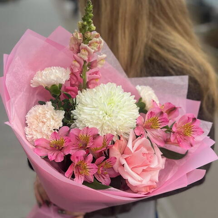 Нежный букет из альстромерий, хризантемы, французской розы и гвоздик в розовой упаковке