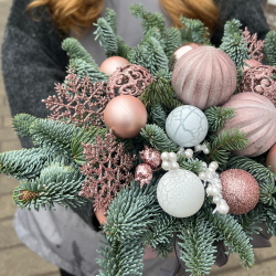 Композиция из лапника с новогодним декором - РИМСКАЯ РОЗА фото №5