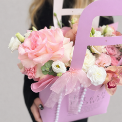 Композиция в сумочке с эустомой, ранункулюсом, орхидеями и французской розой - РИМСКАЯ РОЗА фото №4