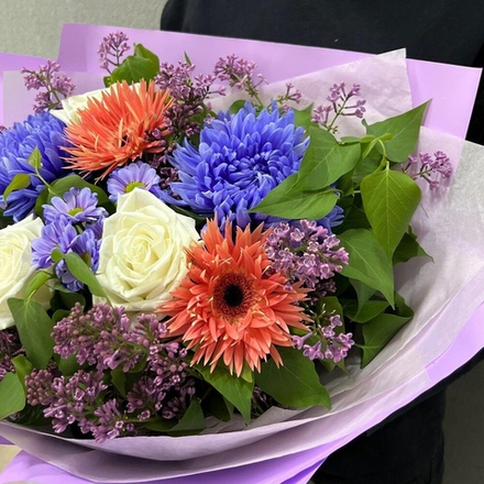 Букет из сирени, хризантем, Гербер и белых роз