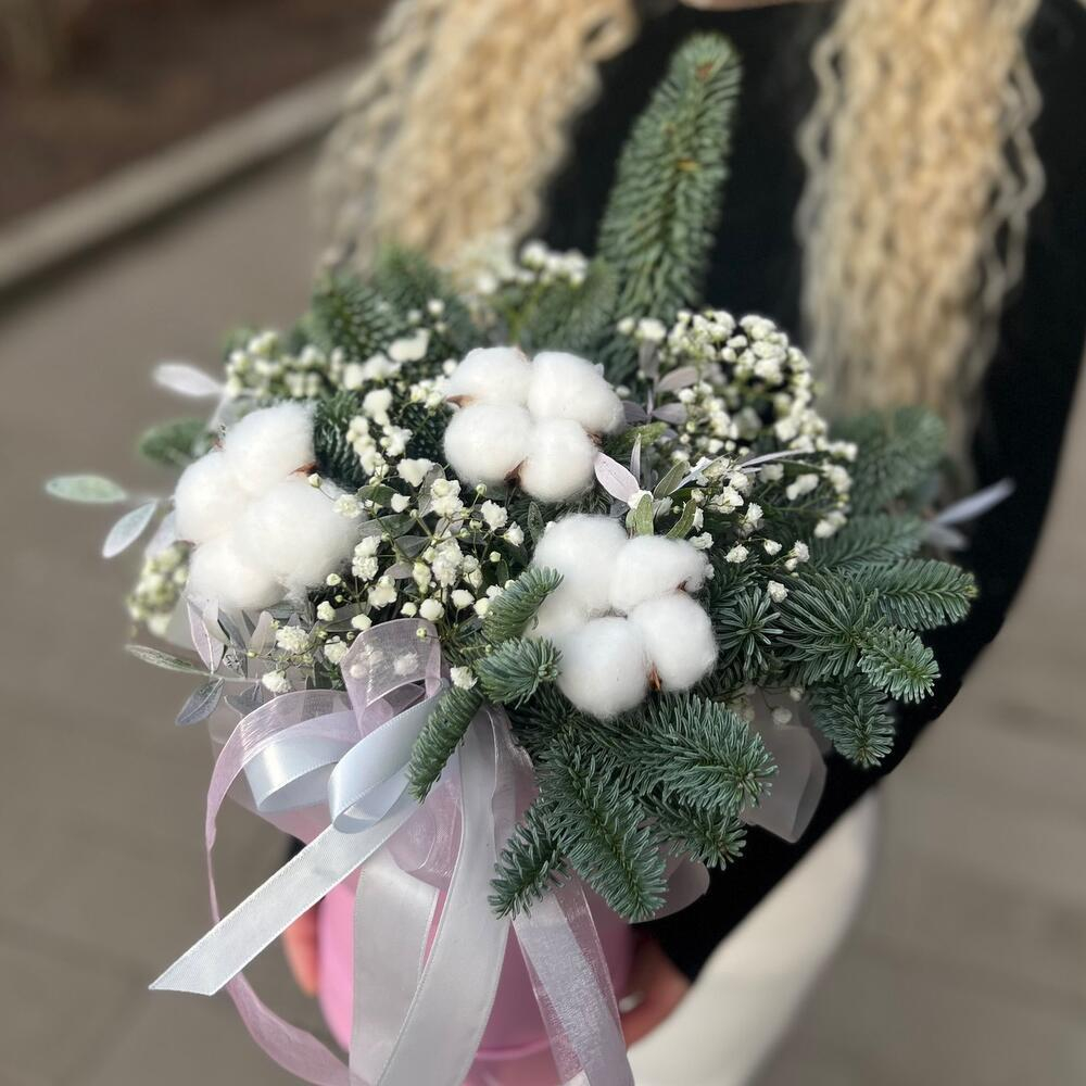 Композиция из лапника, гипсофилы и хлопка фото №3