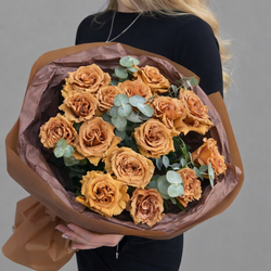 Букет из эквадорских роз Тоффи (Toffee) в упаковке шоколадного цвета