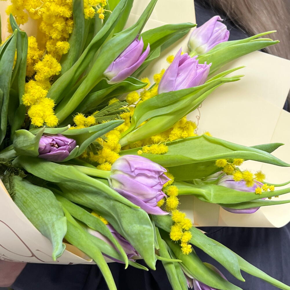 Букет из пионовидных тюльпанов и мимозы - РИМСКАЯ РОЗА фото №4