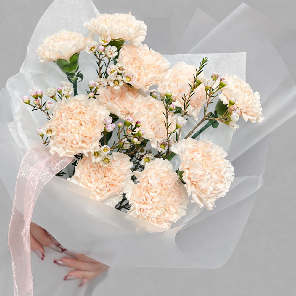 Букет из кремовых гвоздик и веточек хамелациума - РИМСКАЯ РОЗА фото №4