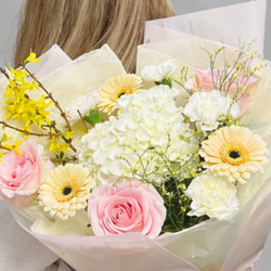 Букет из роз, гортензии и гербер с веточкой форзиции - РИМСКАЯ РОЗА фото №4