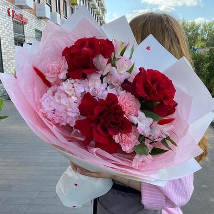 Букет из французской розы, гортензии и альстромерии