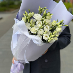 Букет из белой эустомы нежной упаковке - РИМСКАЯ РОЗА фото №5