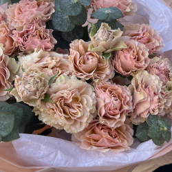 Букет из кустовых пионовидных роз с эвкалиптом в кремовой упаковке - РИМСКАЯ РОЗА фото №5