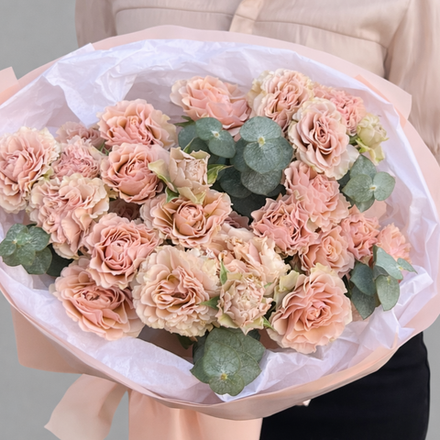 Букет из кустовых пионовидных роз с эвкалиптом в кремовой упаковке