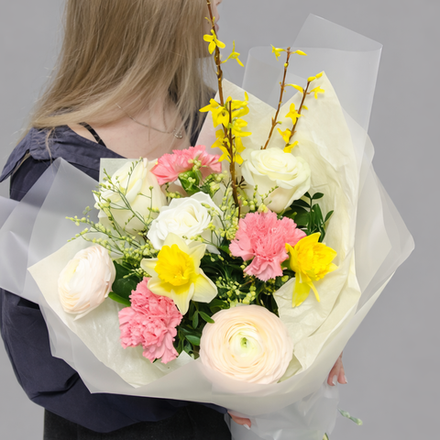 Букет из белых роз, ранункулюсов, нарциссов и веточек форзиции