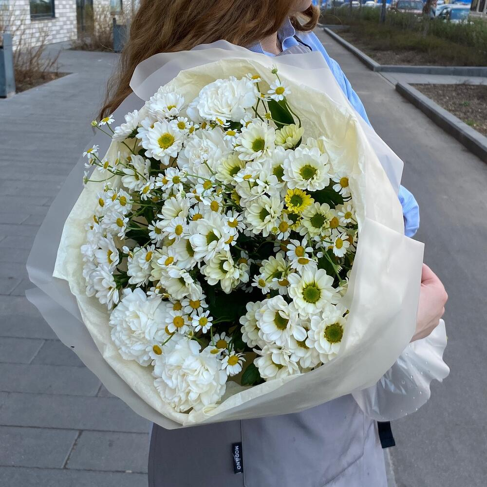 Букет из ромашек и кустовых хризантем фото №2