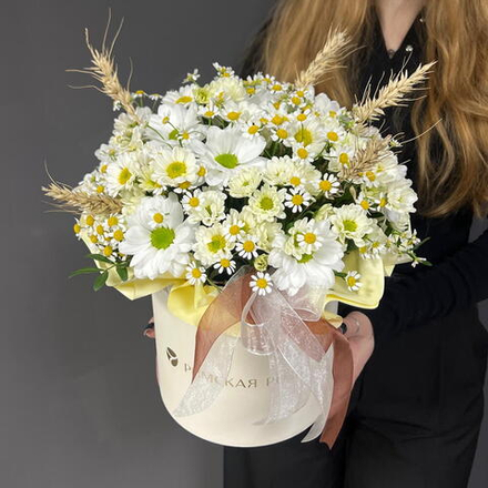 Композиция в коробке с ромашками, хризантемой и колосьями