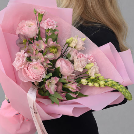 Букет из ранункулюсов с альстромерией и розовой эустомой