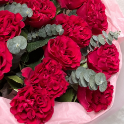 Букет из пионовидных малиновых роз Майрас Хот Пинк (Mayras Hot Pink) с эвкалиптом - РИМСКАЯ РОЗА фото №4