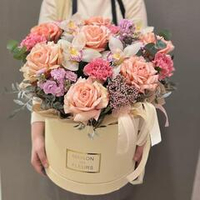 Большая коробка с пионовидными розами, орхидеями, маттиолой и диантусами