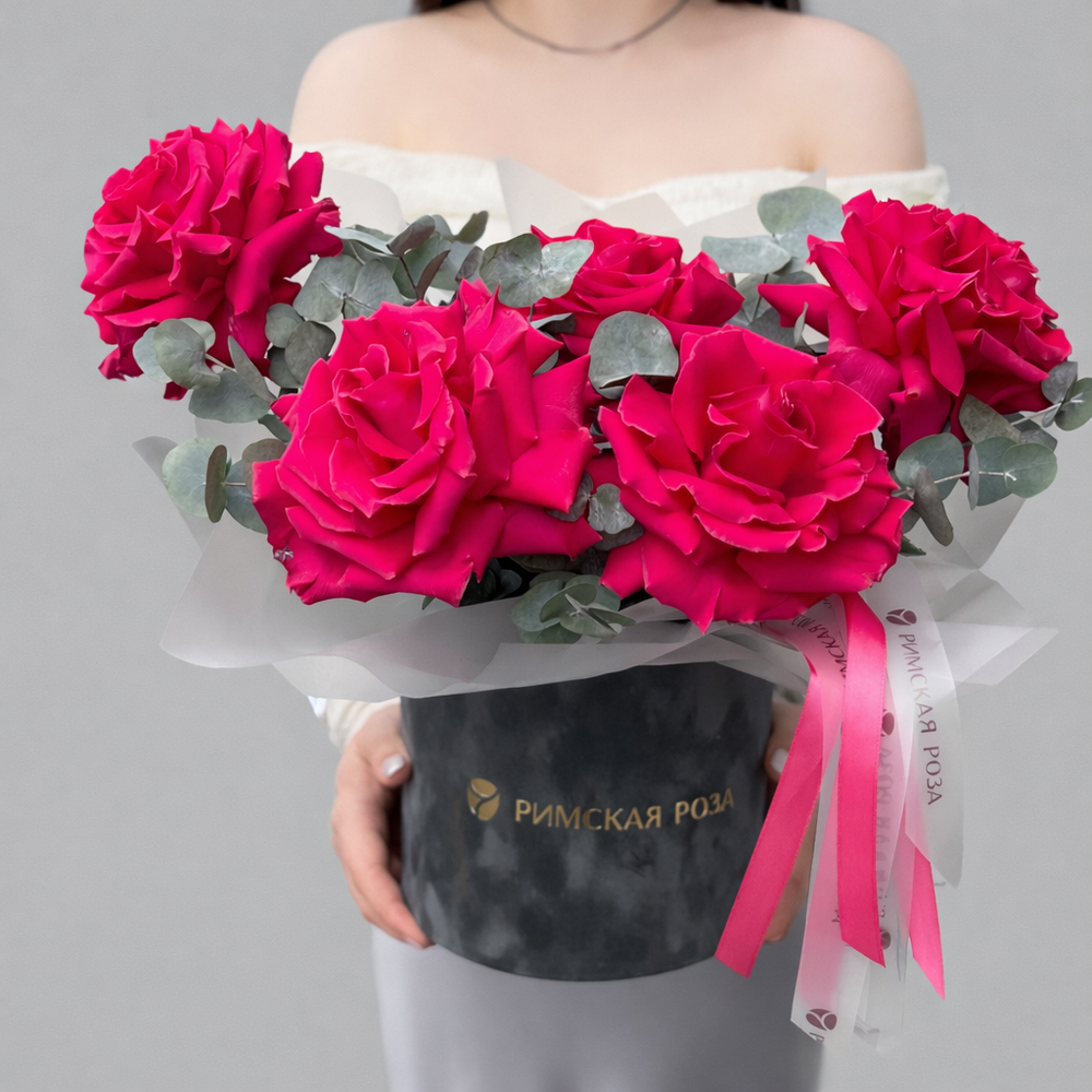 Композиция из больших розовых роз в коробке с эвкалиптом - РИМСКАЯ РОЗА фото №2