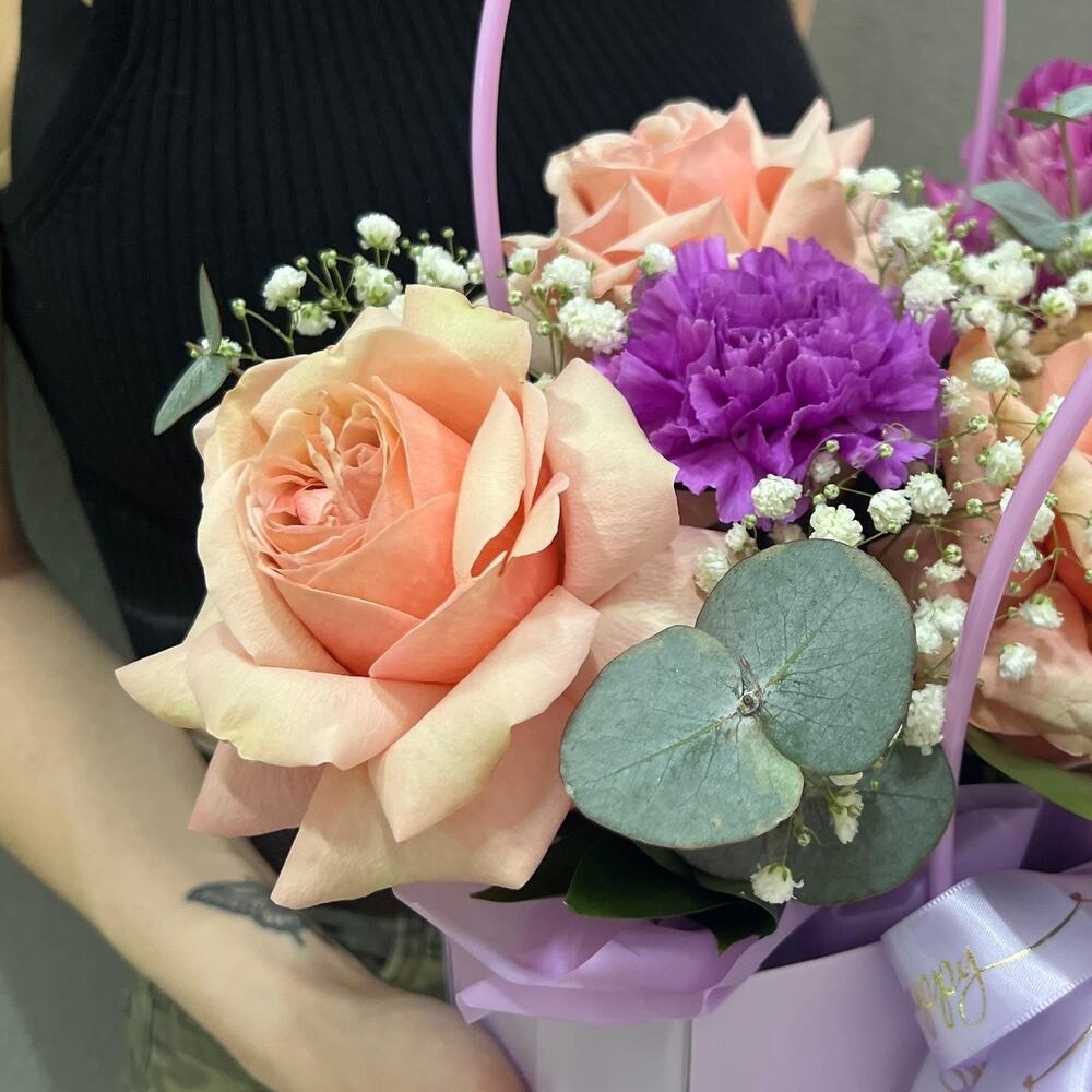 Композиция из гипсофилы, пиона, роз и диантуса
