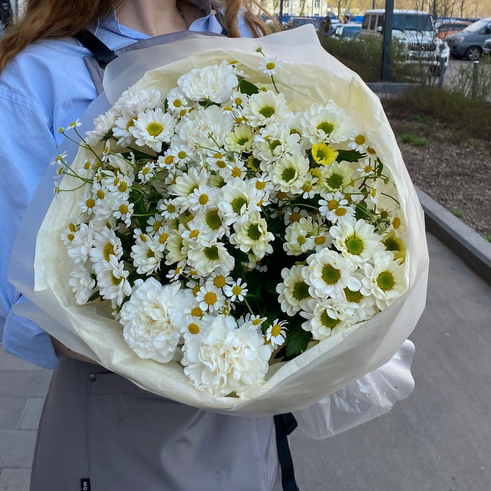 Букет из ромашек и кустовых хризантем фото №3