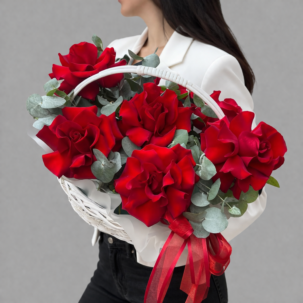 Композиция из красных французских роз с эвкалиптом в корзине - РИМСКАЯ РОЗА фото №1