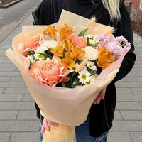 Букет из пионовидных роз, альстромерии и хризантемами