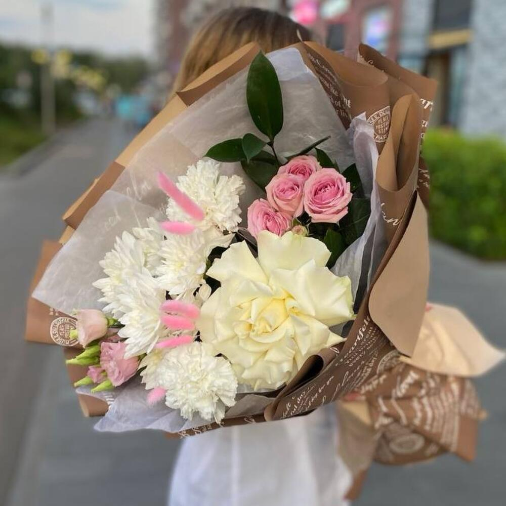 Букет из французской розы, эустомы, хризантемы и диантусов - РИМСКАЯ РОЗА фото №4