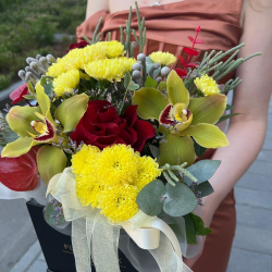 Зеленые орхидеи с красными розами, брунией и сантини