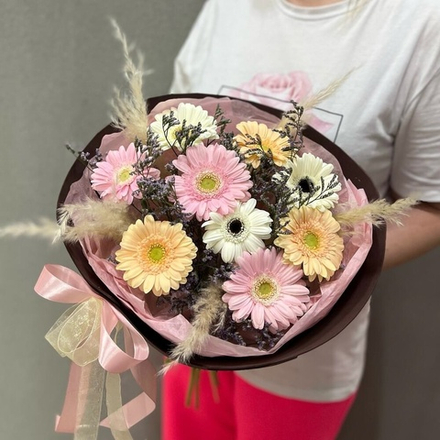 Букет из гербер микс в нежных цветах с пампасными травами