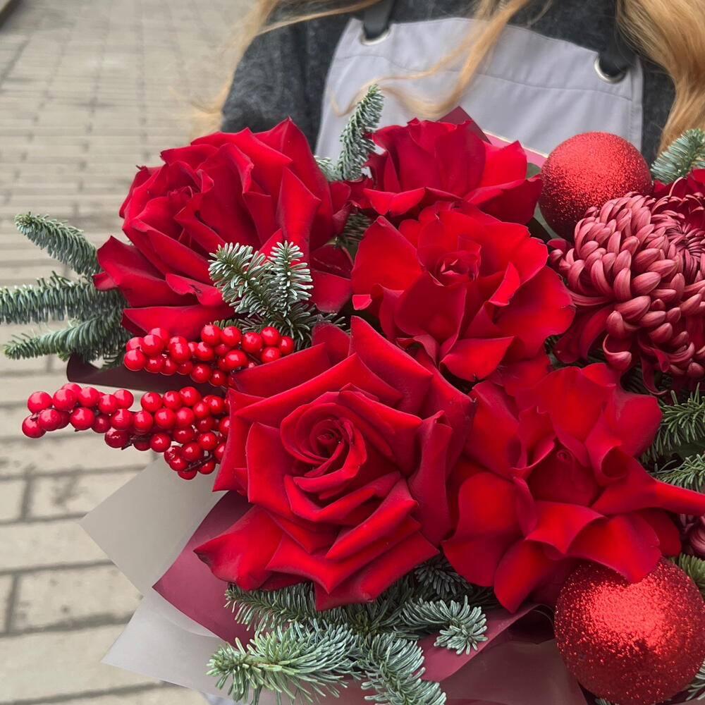 Зимняя композиция из красных роз, хризантем и нобилиса с новогодним декором - РИМСКАЯ РОЗА фото №5