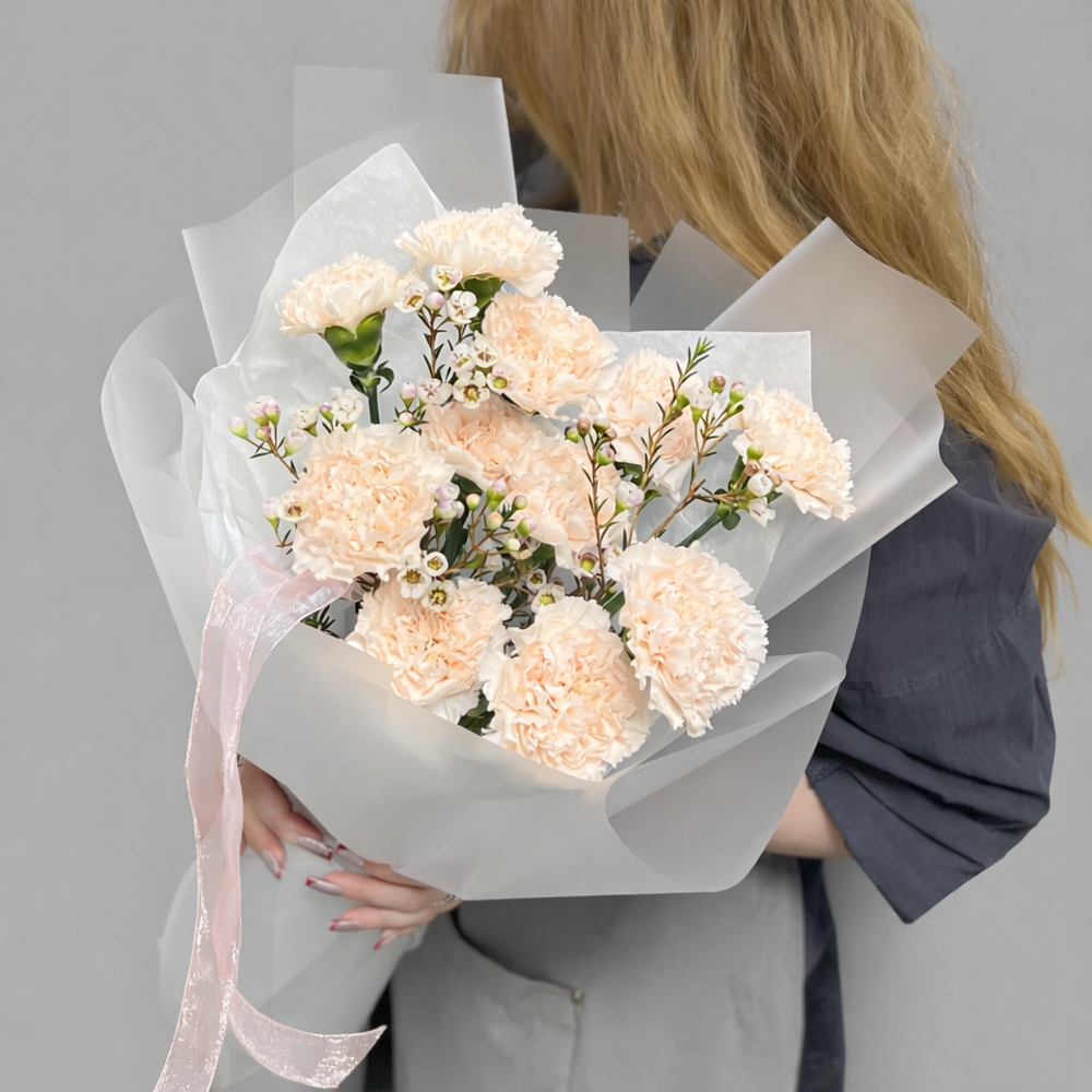 Букет из кремовых гвоздик и веточек хамелациума - РИМСКАЯ РОЗА фото №1