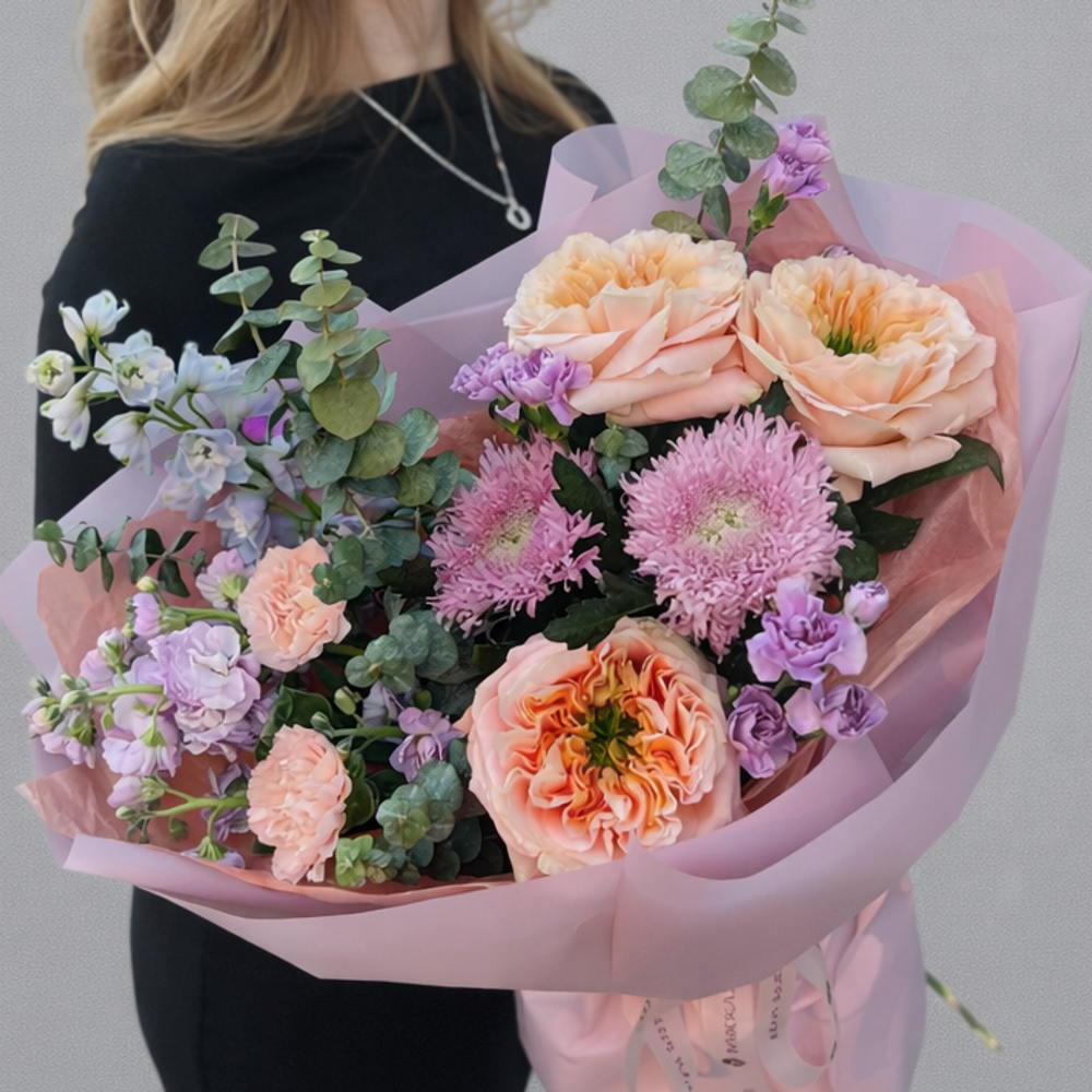 Букет из пионовидных роз, хризантем и маттиолы с дельфиниумом - РИМСКАЯ РОЗА фото №4