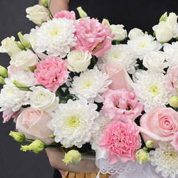 Композиция из роз, эустомы и кустовых хризантем в корзине - РИМСКАЯ РОЗА фото №5