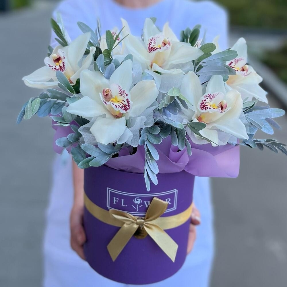 Коробка с орхидеями и фисташкой
