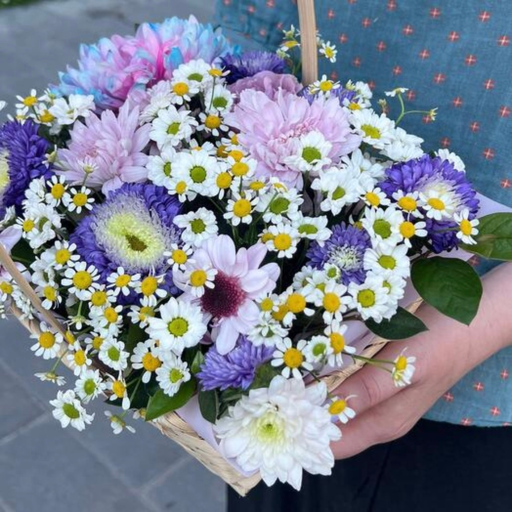 Корзина с кустовыми ромашками, хризантемами, сантини и астрой