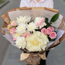 Букет из французской розы, эустомы, хризантемы и диантусов - РИМСКАЯ РОЗА фото №2