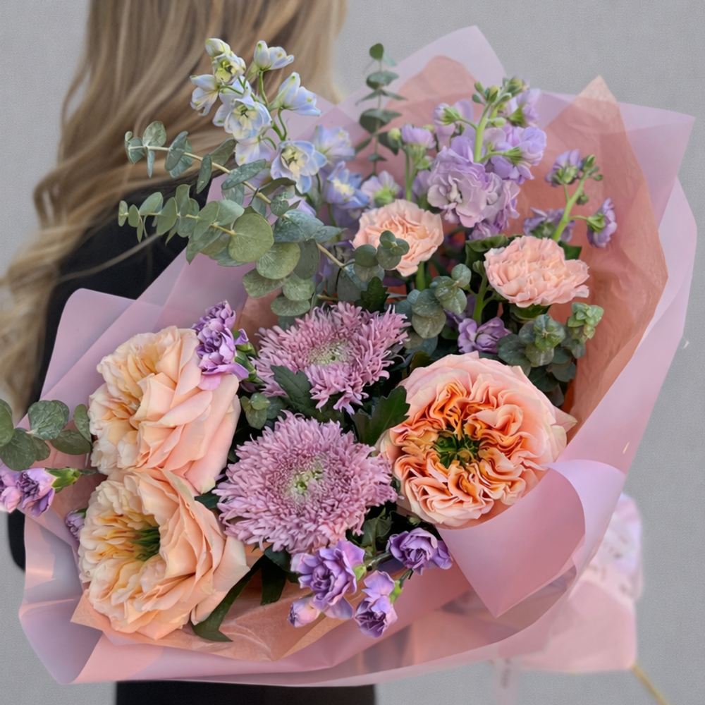 Букет из пионовидных роз, хризантем и маттиолы с дельфиниумом - РИМСКАЯ РОЗА фото №3