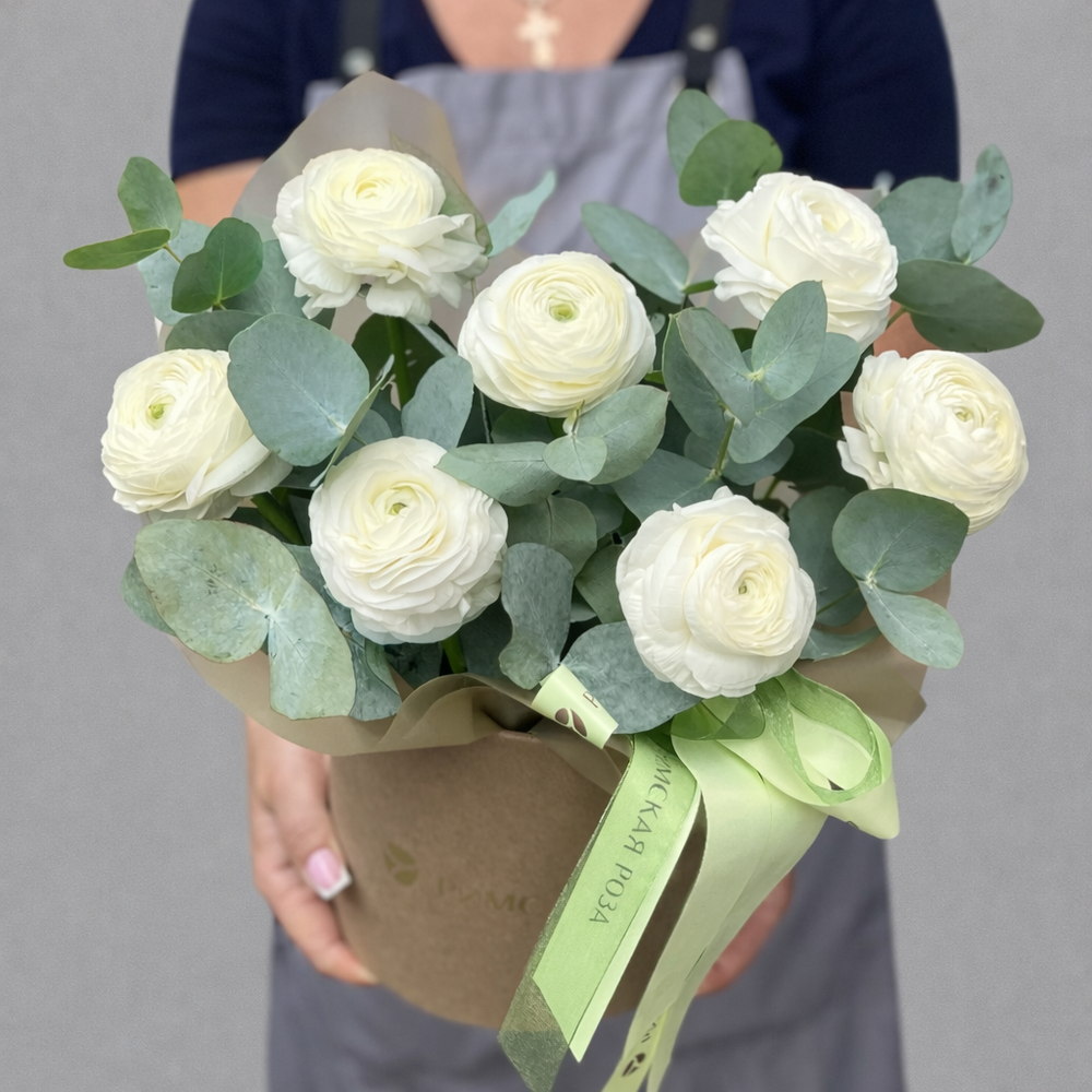 Нежные ранункулюсы с эвкалиптом в коробке - РИМСКАЯ РОЗА фото №1