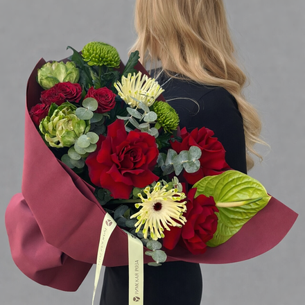Букет из красных французских роз с герберами, розами veggie и антуриумом