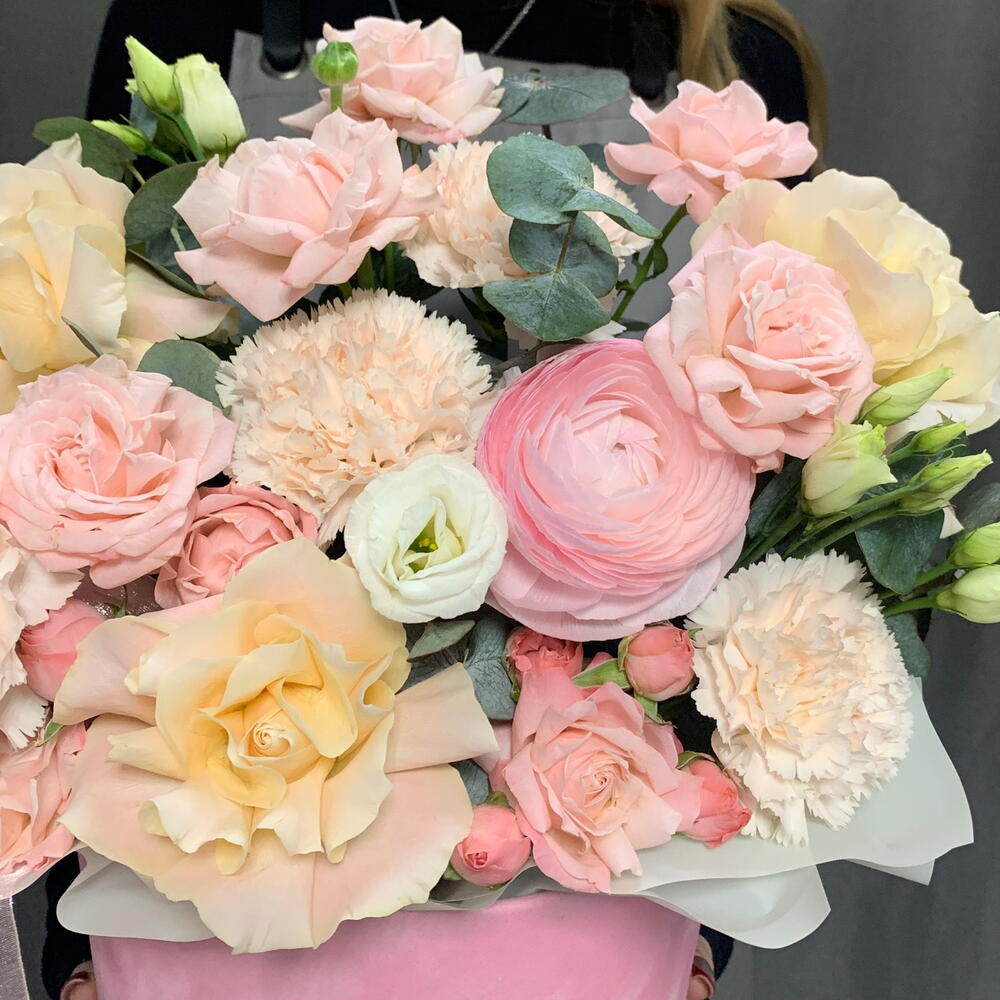 Композиция в коробке с розами, ранункулюсом, эустомой и кустовыми розами - РИМСКАЯ РОЗА фото №3