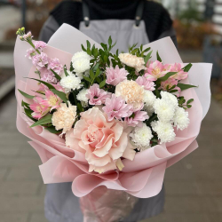 Букет из хризантем, французской розы, альстромерий и маттиолы - РИМСКАЯ РОЗА фото №3