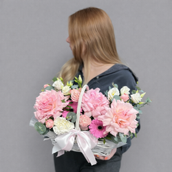 Композиция с розами, герберами, эустомой и гвоздиками в корзине - РИМСКАЯ РОЗА фото №1