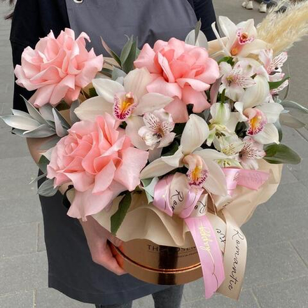 Композиция с французской розой и орхидеей в коробке