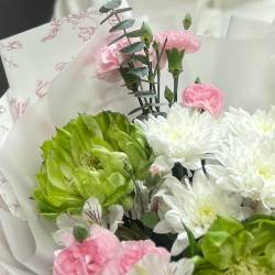 Букет из зеленых роз Вегге с хризантемами и розовыми диантусами - РИМСКАЯ РОЗА фото №6